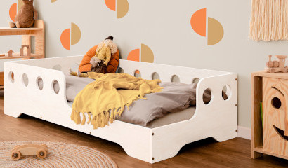 Drewniane łóżko z barierkami TILA 5 wykonane ze sklejki sosnowej w kolorze białym z wejściem po prawej stronie